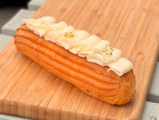 Эклер классический с пломбирным кремом