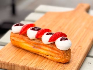 Эклер клубничный