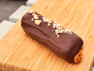 Эклер с фундучным пралине