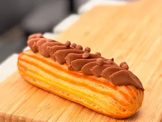 Эклер шоколадный