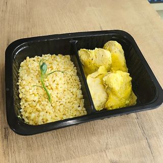 Медальоны из индейки в соусе карри с булгуром