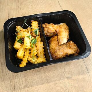 Куриные крылышки с картошкой по деревенский