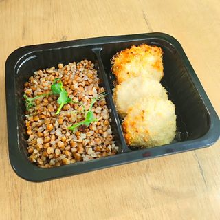 Куриные котлеты с гречкой