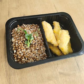 Куриные палочки в яичном кляре с гречкой