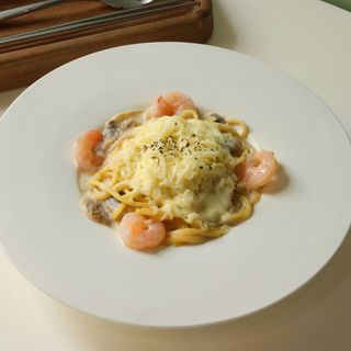 Спагетти в сливочном соусе с креветками