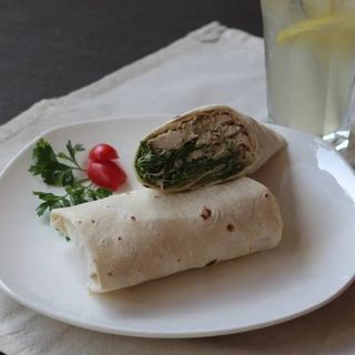 Салат «Цезарь» с курицей в лаваше (300 гр)
