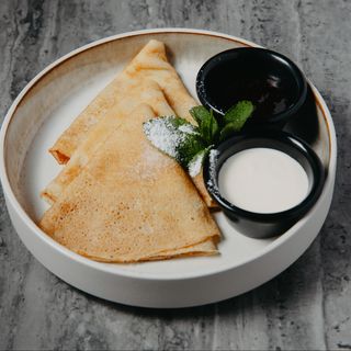 Блинчики с джемом и сметаной (180 г)