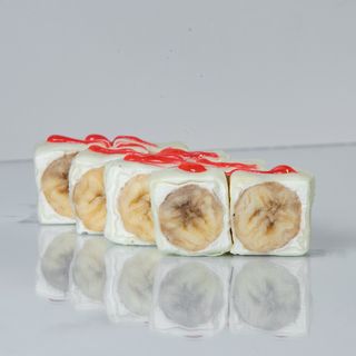 Сладкий ролл с бананом