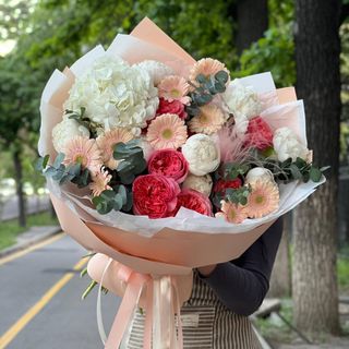 Нежный букет с пионами