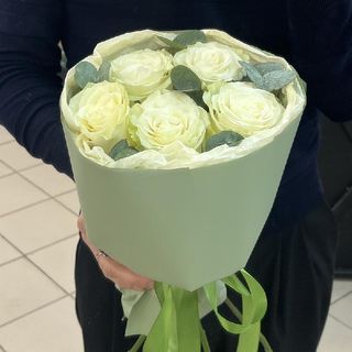 Букет из 5 белых роз и эвкалипта