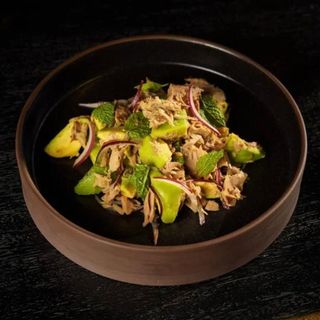 Салат с тунцом и нежным авокадо