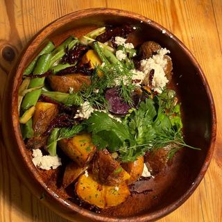 Молодой картофель спаржа, вяленый томат