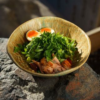 Салат с зачепеченной форелью и яйцом пашот