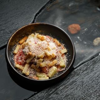 Микс свежих овощей,сырные крутоны,томатно-огуречная заправка