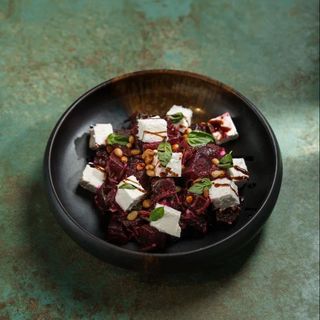 Запеченная свекла с сыром фета, кедровые орешки и бальзамик