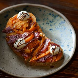 Брускетта карпачо из говядины,томаты, тосканский соус и сырный крем