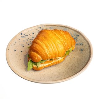 Круассан скрэмбл и лосось