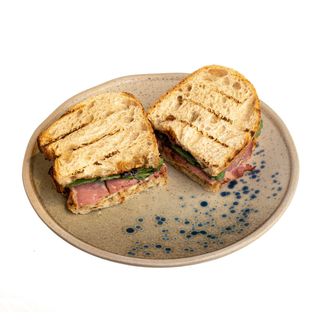 Тартин с пастрами из говядины