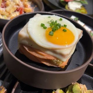 Крок-Мадам с трюфельным соусом и яйцом