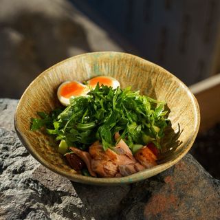 Салат с запеченной форелью и яйцом пашот