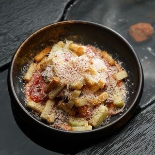 Микс свежих овощей,сырные крутоны,томатно-огуречная заправка