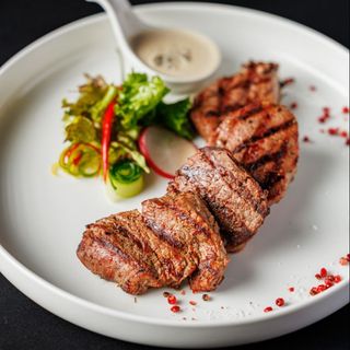 Медальоны со сливочно-грибным соусом