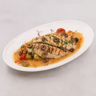 Филе сибаса с картофелем и миксом из маслин в фирменном соусе