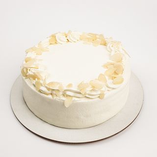 Торт "Молочная девочка" сливки классик (0,640 кг)