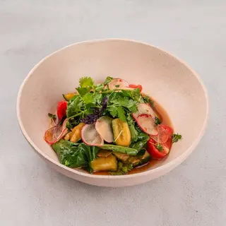 Классический салат с битыми огурцами, томатами и пикантным соусом