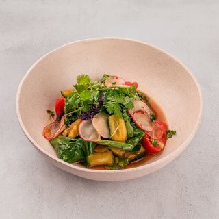 Классический салат с битыми огурцами, томатами и пикантным соусом