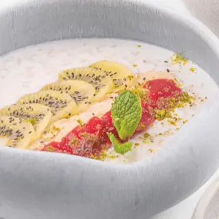 Рисовая каша с бананом, киви с джемом из свежей клубники 340гр