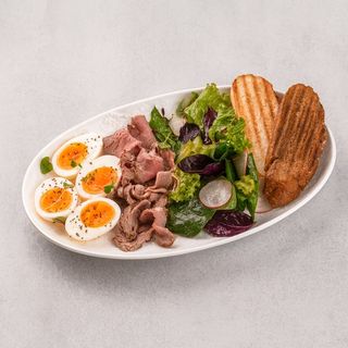 Полезный завтрак с ростбифом, яйцами и микс салатом