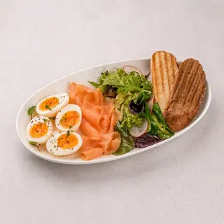 Полезный завтрак с лососем, микс салатом, яйцами и греческим соусом