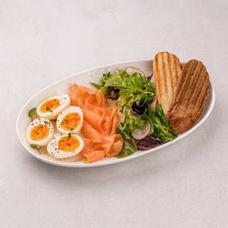 Полезный завтрак с лососем, микс салатом, яйцами и греческим соусом