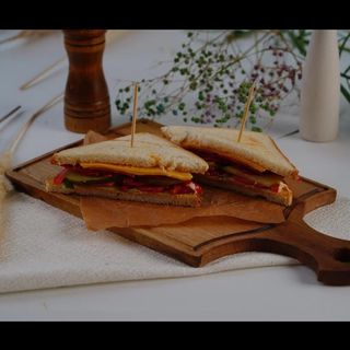 Клаб-сендвич с колбасой