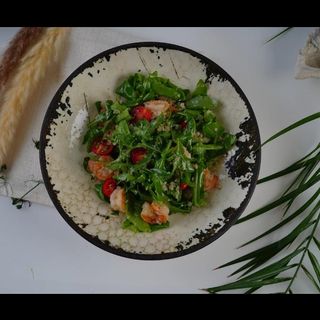 Салат с креветками и киноа 