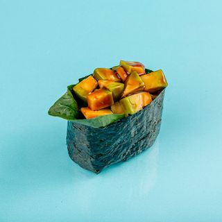 Гункан с авокадо (1 шт.)