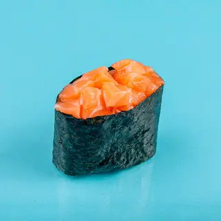 Гункан с лососем (1 шт.)