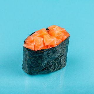 Гункан с лососем (1 шт.)