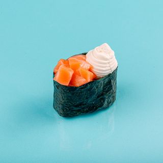 Гункан с лососем и сыром (1 шт.)