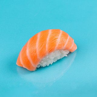 Суши с лососем (1 шт.)