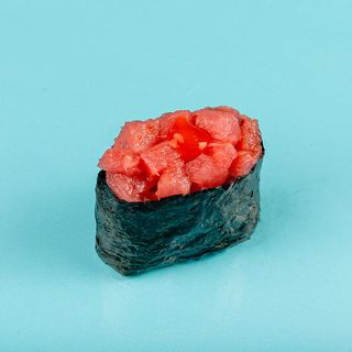 Гункан острый с тунцом (1 шт.)