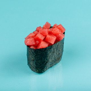 Гункан с тунцом
