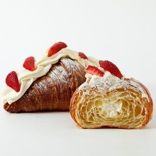 Круассан "Клубника со сливками"