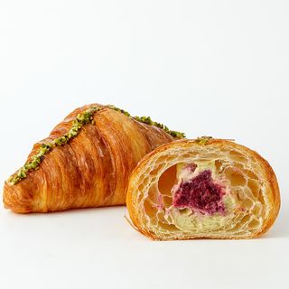 Круассан "Фисташка-малина"