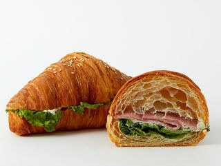 круассан сендвич с телятиной