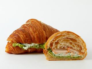 круассан сендвич с копченой курицей