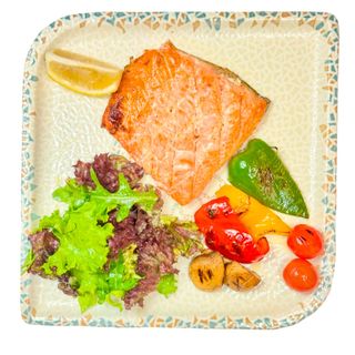 Форель на гриле с овощами