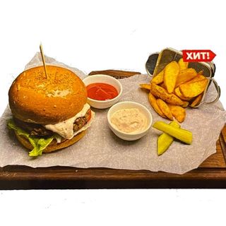 Бургер с форелью + картофель по-деревенски