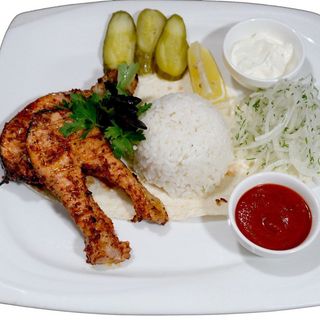 Стейк форели на мангале с рисом